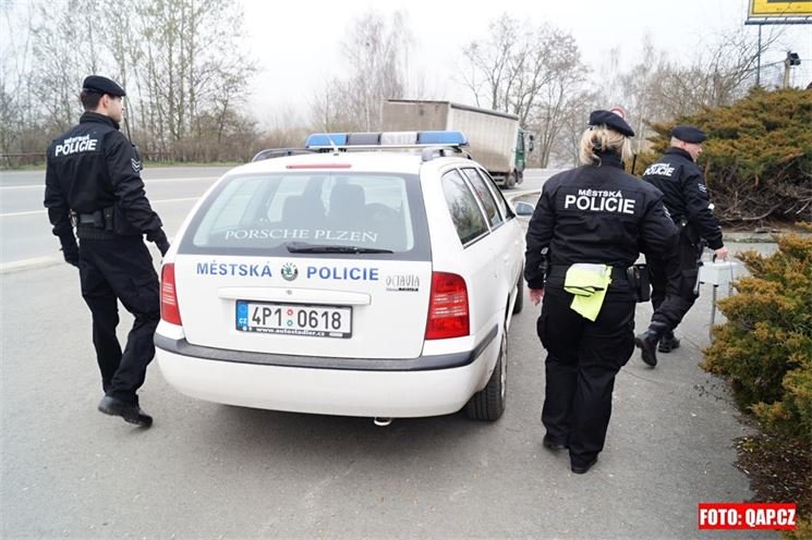 Strážníci obsadili Klatovskou na příjezdu od Litic. 