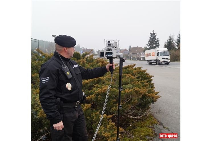 Strážník za tisem z dálky není téměř vidět. Strážník za tisem z dálky není téměř vidět.