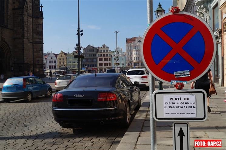 Od pátku přibyde zákaz parkování i na náměstí Republiky kvůli Historickému víkendu.
