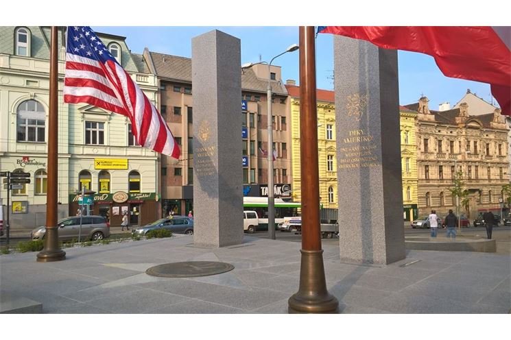pomník Díky Ameriko odhalen pomník Díky Ameriko odhalen