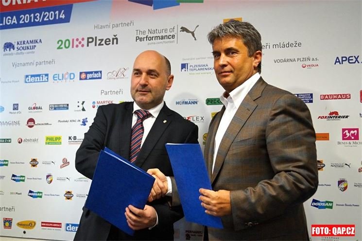 FC Viktoria Plzeň podepsala s Plzeňskou teplárenskou novou smlouvu o podpoře mládežnického fotbalu. FC Viktoria Plzeň podepsala s Plzeňskou teplárenskou novou smlouvu o podpoře mládežnického fotbalu.