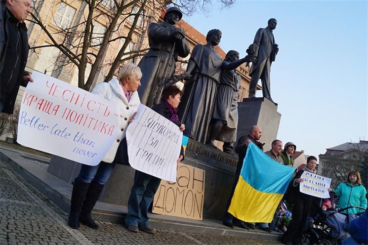Protest proti invazi na Krymu v Plzni na Masarykově náměstí.