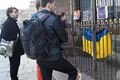 Hořící svíčky a ukrajinská vlajka se dnes objevily jako výraz solidarity u "Andělíčka" na náměstí.
