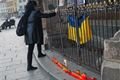 Hořící svíčky a ukrajinská vlajka se dnes objevily jako výraz solidarity u "Andělíčka" na náměstí.