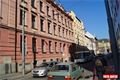 Geothovou ulicí jezdí MHD, i běžná doprava. Zastávka MHD směrem do centra se ale přesunula ke Komornímu divadlu. 