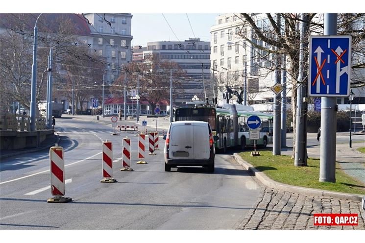 Uzavírka Anglického nábřeží u Kopeckého sadů v centru Plzně kvůli opravám Wilsonova mostu. 