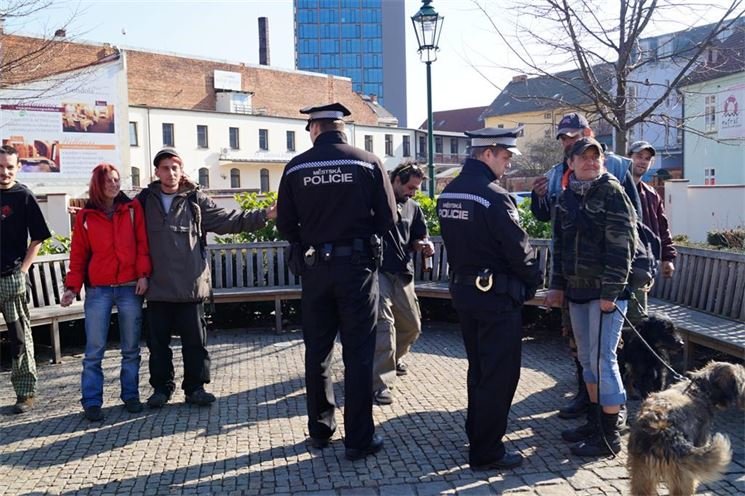 Strážníci řeší se sqauttery a bezdomovci hluk, popíjení a další věci... Strážníci řeší se sqauttery a bezdomovci hluk, popíjení a další věci...