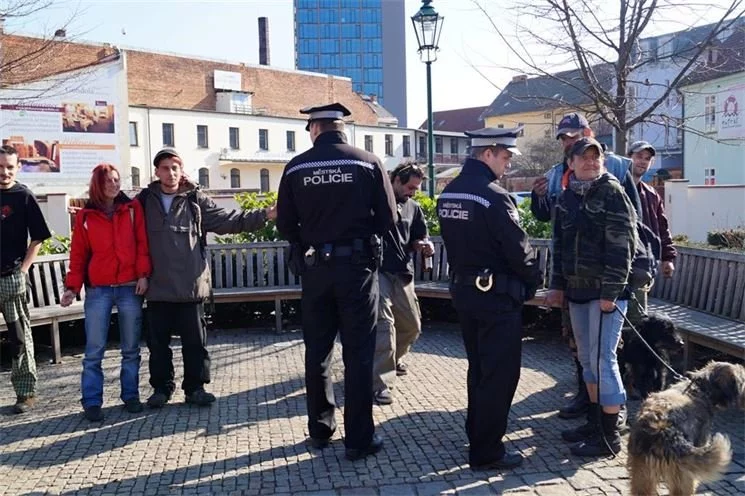 Strážníci řeší se sqauttery a bezdomovci hluk, popíjení a další věci... 