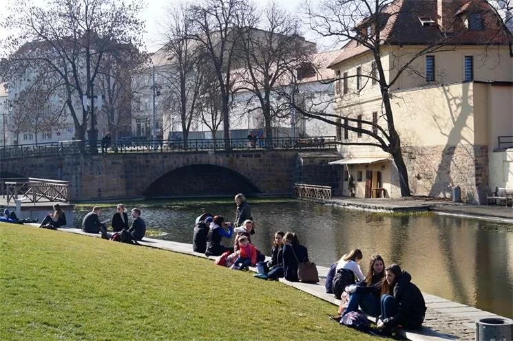 Z poklidného posezení v Mlýnské strouze za krásného počasí se stává ne moc příjemný zážitek... 
