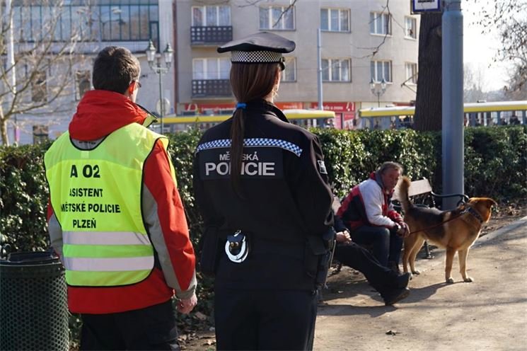 Do obchůzek v centru města se zapojují i noví Asistenti Městské policie Plzeň. Do obchůzek v centru města se zapojují i noví Asistenti Městské policie Plzeň.