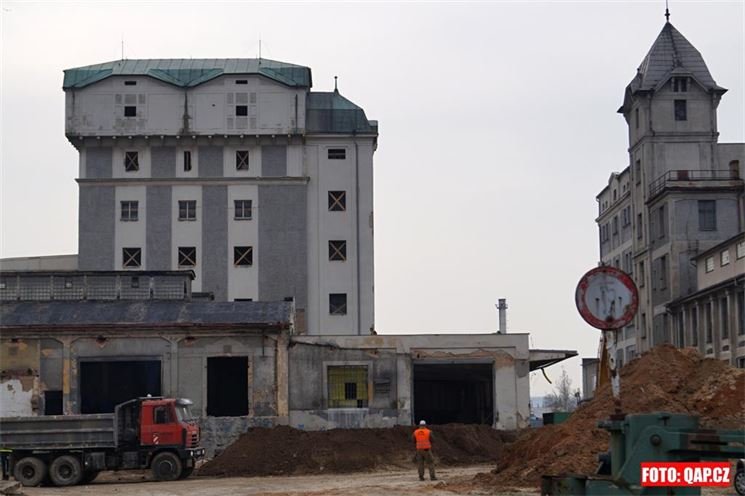 Demoliční prácě v areálu Světovaru běží na plný plyn. 