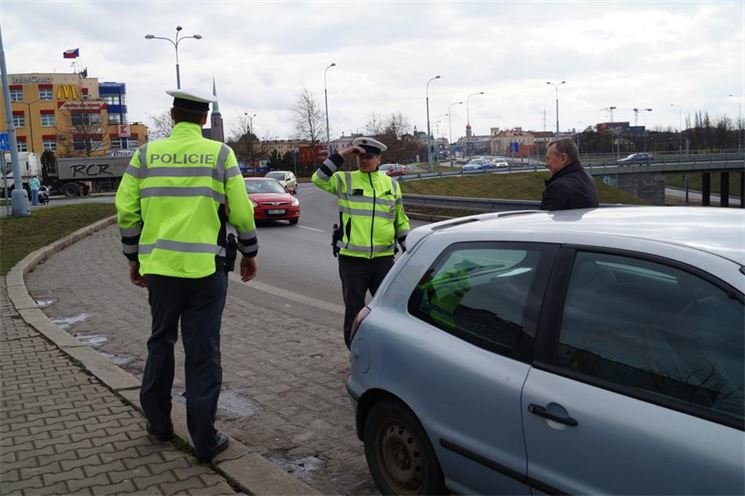 Policejní kontroly znovu obsadily silnice. Policejní kontroly znovu obsadily silnice.