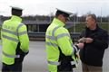 Policejní kontroly znovu obsadily silnice.