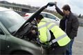 Kontrolou prochází i motory. Speciálně se policisté zaměřují také na to, zda nejsou auta kradená.