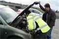 Kontrolou prochází i motory. Speciálně se policisté zaměřují také na to, zda nejsou auta kradená.