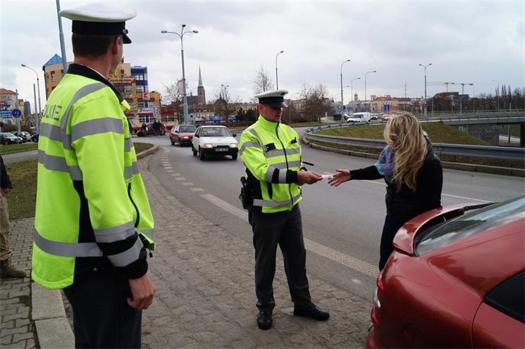 Policejní kontroly znovu obsadily silnice.