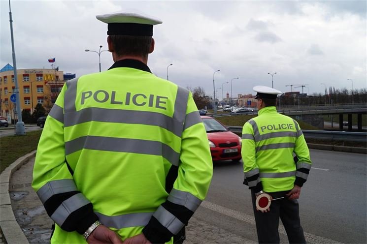 Policejní kontroly znovu obsadily silnice. Policejní kontroly znovu obsadily silnice.