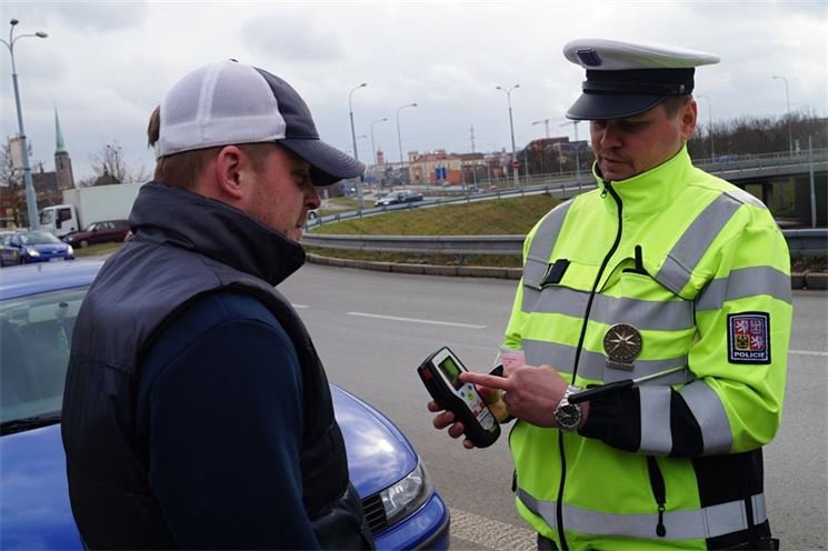 Policejní kontroly znovu obsadily silnice.