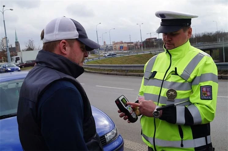 Policejní kontroly znovu obsadily silnice.