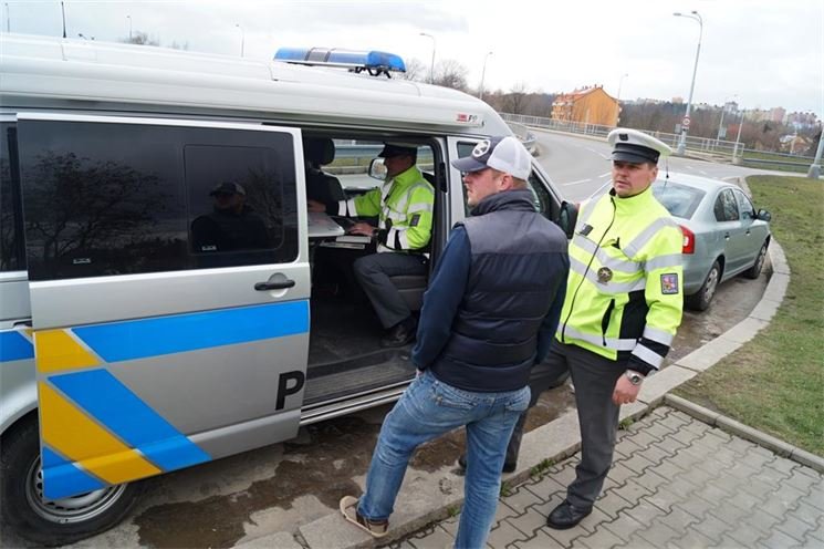 Policejní kontroly znovu obsadily silnice. Policejní kontroly znovu obsadily silnice.