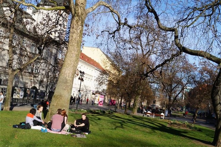 První jarní den lákal ven. Na mnoha místech padly teplotní rekordy. První jarní den lákal ven. Na mnoha místech padly teplotní rekordy.