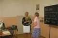Také paní učitelka si zasloužila kytičku a pěkně ji to dojalo 