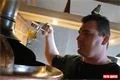 Jaro v pivovaru a restauraci U Pašáka v Plzni se vítá speciálním kopřivovým pivem. 