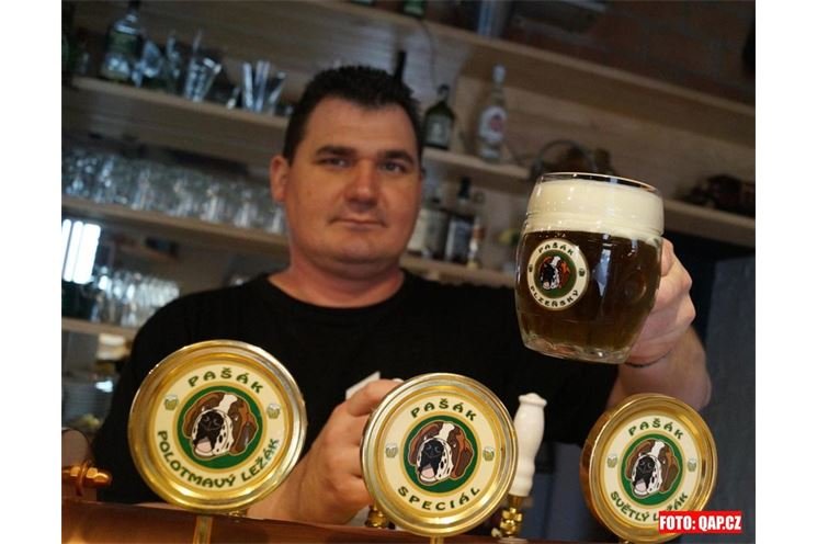 Jaro v pivovaru a restauraci U Pašáka v Plzni se vítá speciálním kopřivovým pivem. 