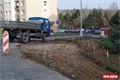 Stavba kruhového objezdu na křižovatce Rabštejnská - Žlutická začala terénními pracemi. 