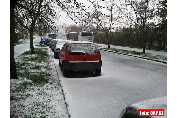 Plzní se přehnaly prudké přeháňky krup. 