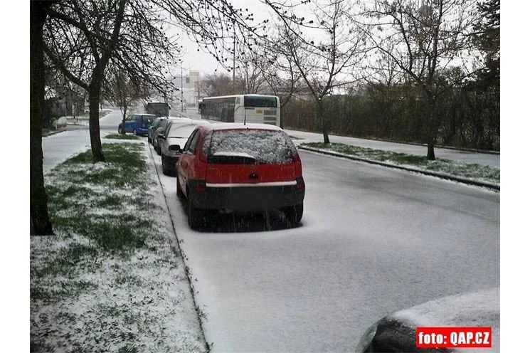 Plzní se přehnaly prudké přeháňky krup. 