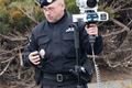 Strážník s ručním radarem ProLaser II se schoval za keře u firmy hned na sjezdu z Litic k přehradě. 
