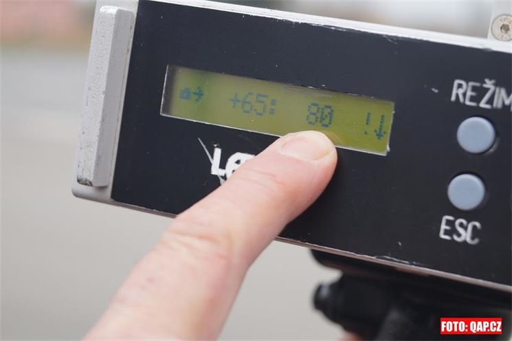 Vlevo je na přístorji naměřená rychlost, vpravo vzdálenost, ve které radar rychlost zaznamenal. Vlevo je na přístorji naměřená rychlost, vpravo vzdálenost, ve které radar rychlost zaznamenal.