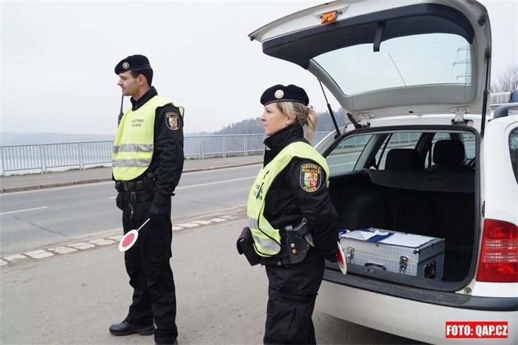 Na příjezdu na Bory u přehrady stojí další hlídka, která už přestupek řeší s řidičem, u kterého byla naměřená vysoká rychlost. 