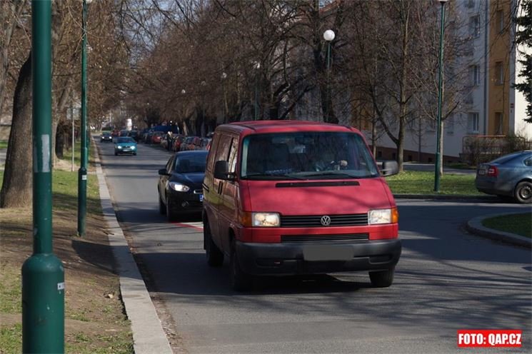 Dopravní průzkum ve Schwarzově ulici ohledně plánů na zklidnění oblasti.