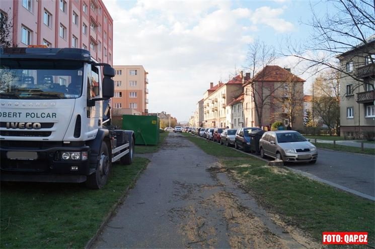 Z Chválenické ulice zmizely staré stromy. Připravuje se rekonstrukce vozovky a stavba parkoviště. 