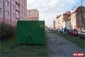 Z Chválenické ulice zmizely staré stromy. Připravuje se rekonstrukce vozovky a stavba parkoviště. 