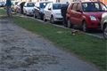 Z Chválenické ulice zmizely staré stromy. Připravuje se rekonstrukce vozovky a stavba parkoviště. 