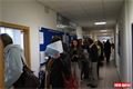 Fronty na Finančním úřadu se tvořily už od zahájení úředních hodin ráno. 