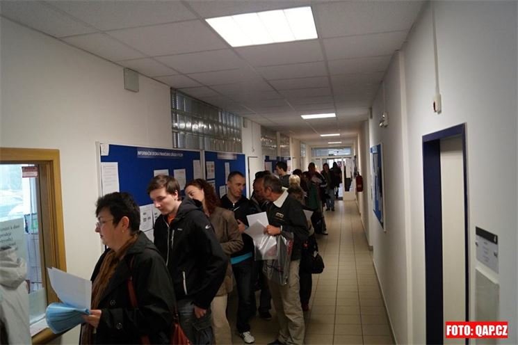 Fronty na Finančním úřadu v Plzni 31. března. 