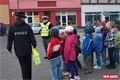 Policie dohlížela na přechody u škol v Plzni. Do projektu "Zebra se za tebe nerozhlédne" se zapojili i prvňáčci ze 14. základní školy. 