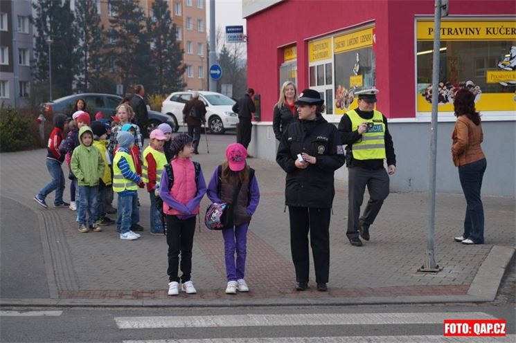 Policie dohlížela na přechody u škol v Plzni. Do projektu "Zebra se za tebe nerozhlédne" se zapojili i prvňáčci ze 14. základní školy. 