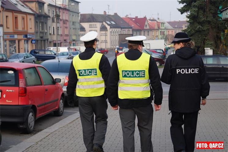 Policie v tomto týdnu dohlíží na přechody u škol. Probíhá akce "Zebra se za tebe nerozhlédne". Policie v tomto týdnu dohlíží na přechody u škol. Probíhá akce "Zebra se za tebe nerozhlédne".