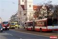 Srážka tramvaje s chodkyní na Chodském náměstí. 