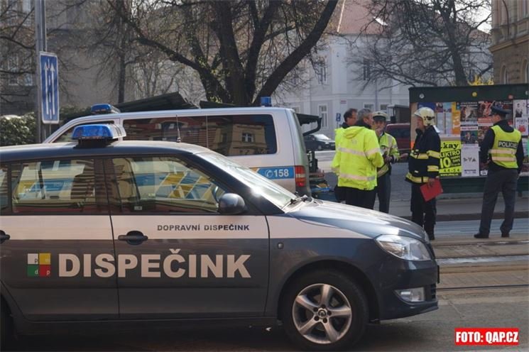 Srážka tramvaje s chodkyní na Chodském náměstí. 