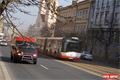 Místo tramvají byly nasazené autobusy. 