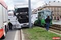 Srážka kamionu a tramvaje na Palackého. 
