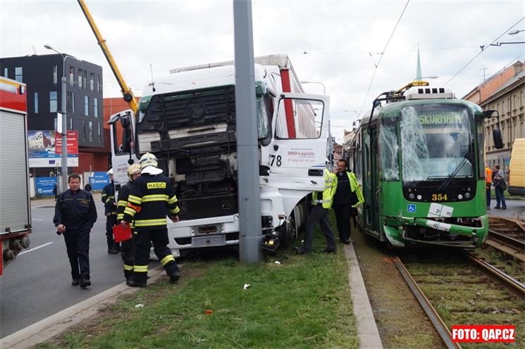 Srážka kamionu a tramvaje na Palackého. 