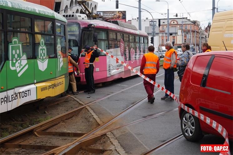 Srážka kamionu a tramvaje na Palackého. 