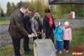 Poklepu základního klamene se zúčastnili zástupci obvodu i města. Nechyběla ale ani ředitelka 80.MŠ a děti. 